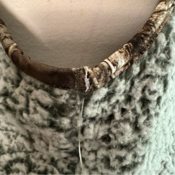 Real Tree by Colliseum Faux Sherpa Vest Size XL Pale Green with Camo trim - Picture 13 of 13